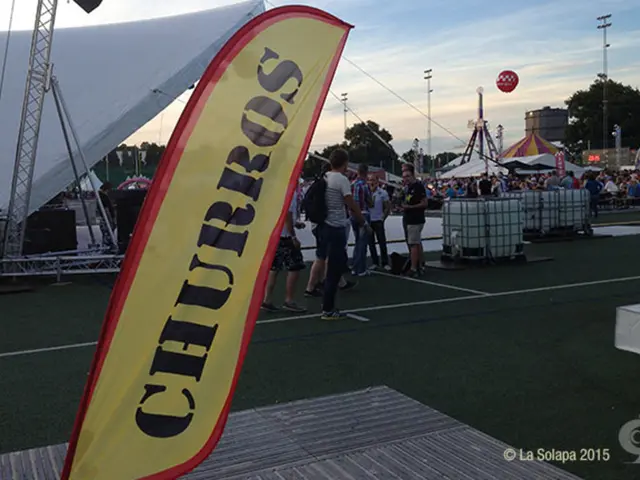 Enthusiastic turnout at Bremen Messetrio: Multiple attendees engaged with Fisch & Feines,...