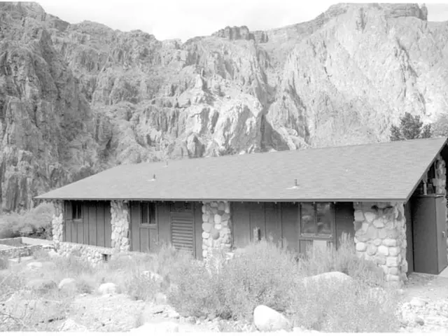 Discover six charming British hamlets, offering an authentic experience and breathtaking landscapes...